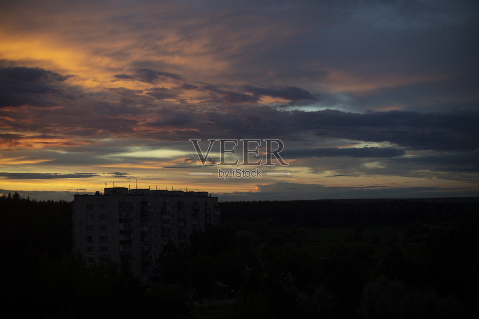 晚上的天空。靠近天空的紫色。乌云笼罩着城市。照片摄影图片