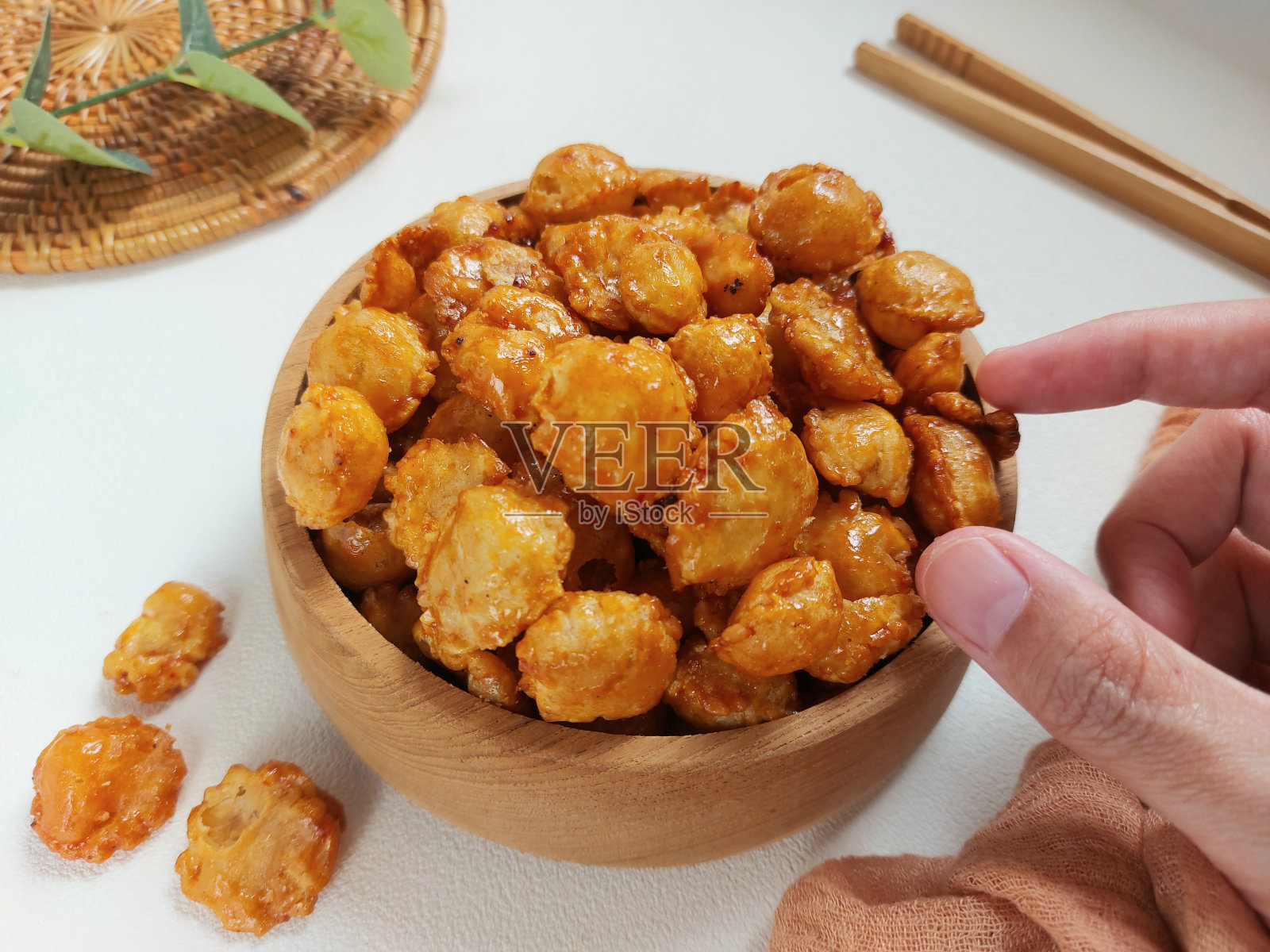 甜辣薯片或印尼语的emping pedas manis。这是印尼的传统小吃。照片摄影图片