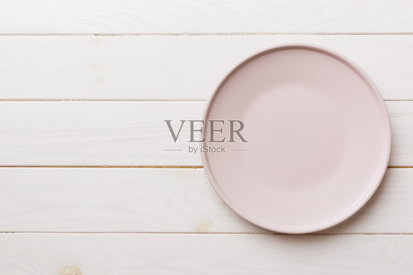 顶视图的空粉红盘子在木制背景。为你的设计留出空间照片摄影图片