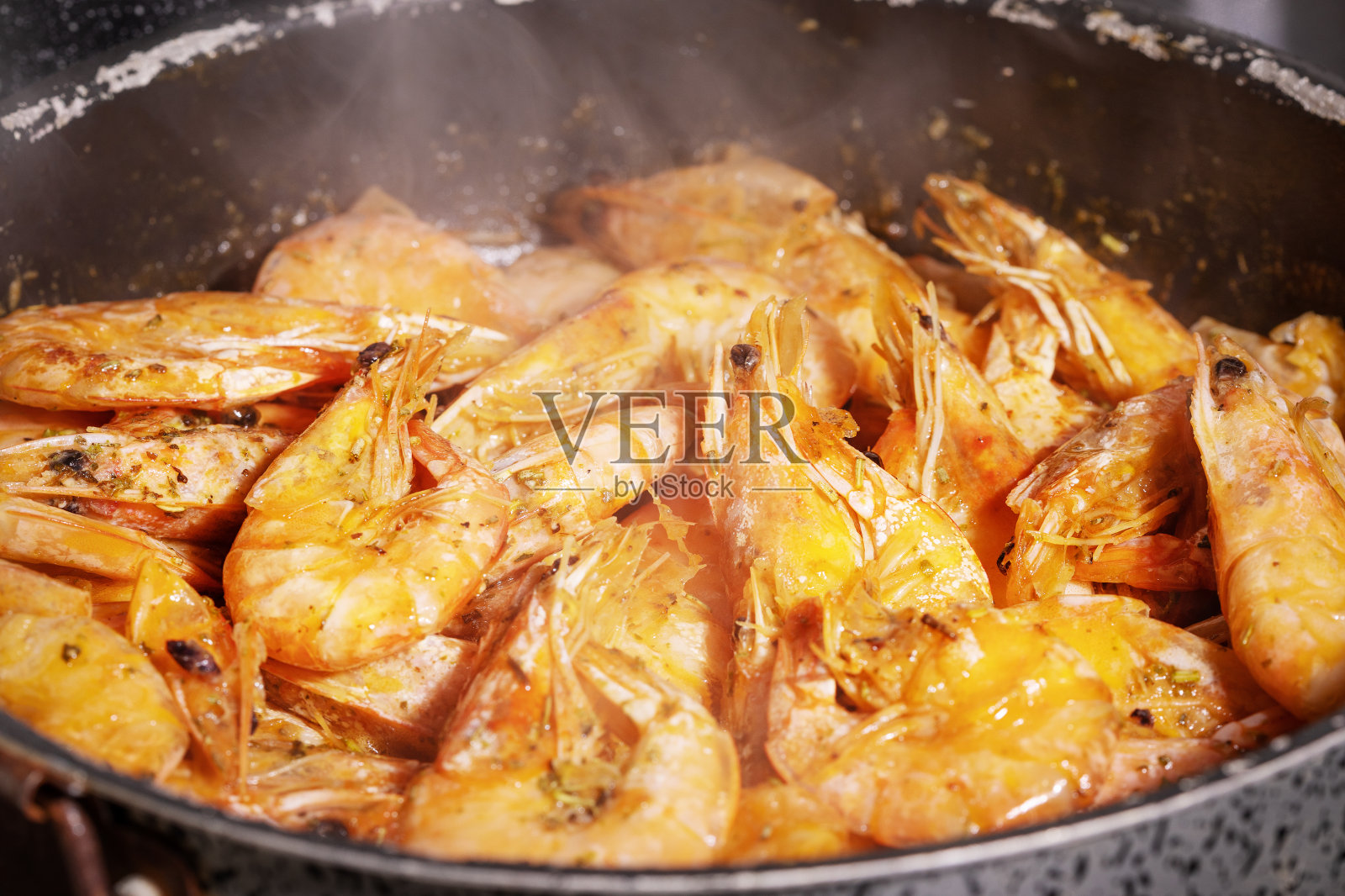 烤虾虾配蒜香,迷迭香和烟熏香料照片摄影图片