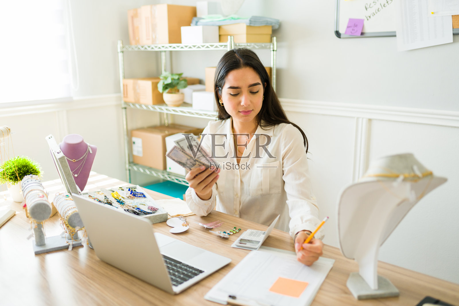 企业家在网上卖珠宝赚钱照片摄影图片