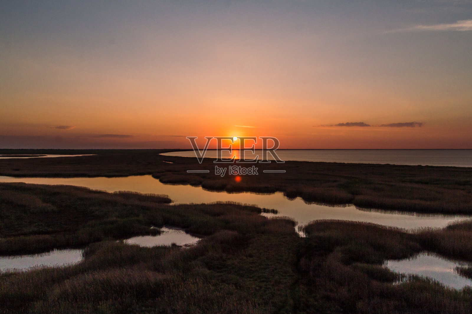 水边日落风景照照片摄影图片