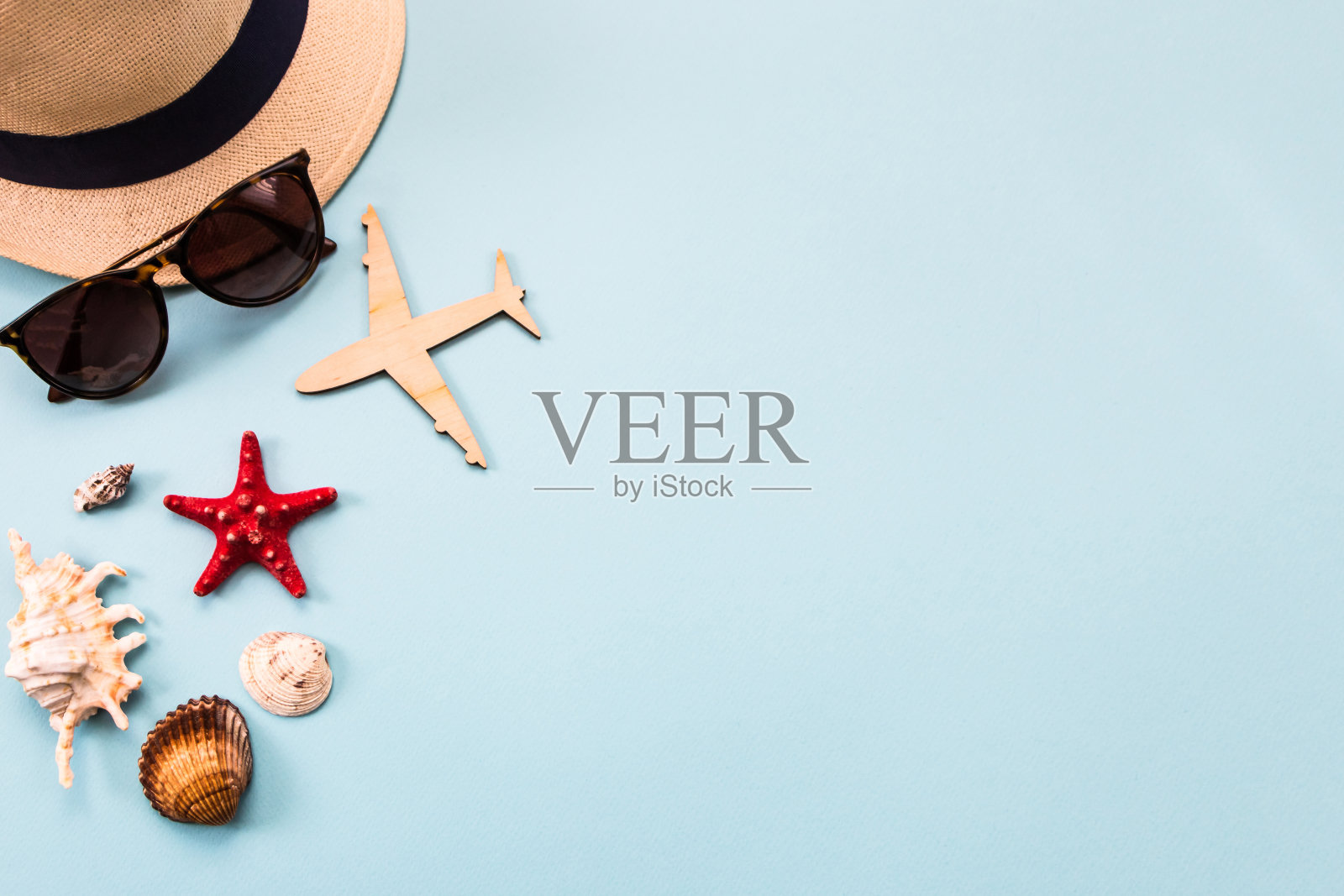 帽子,太阳镜,飞机,海星和贝壳,旅游广告背景,文字,文字照片摄影图片