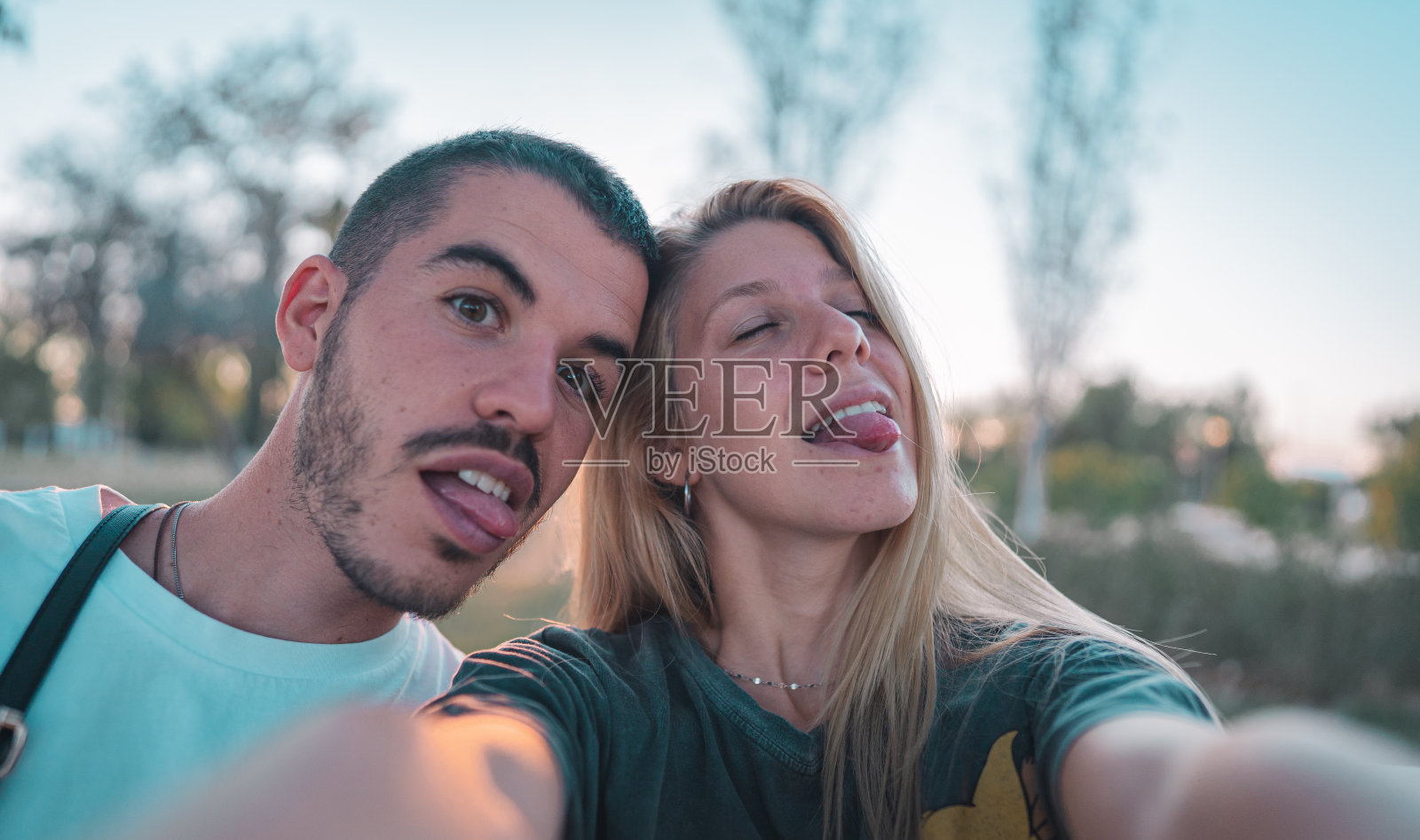 公园里一对美丽的年轻夫妇照片摄影图片