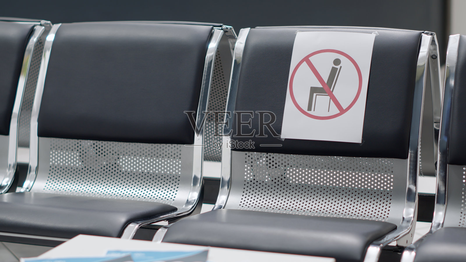 有新冠肺炎安全预防措施的医院接待椅空着照片摄影图片