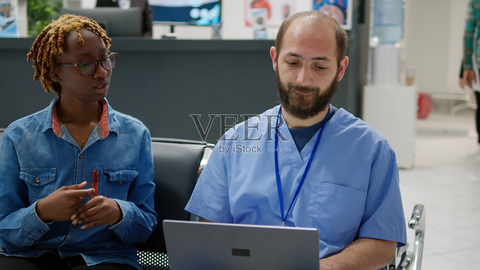 在等候区,不同的人用笔记本电脑分析医疗诊断照片摄影图片