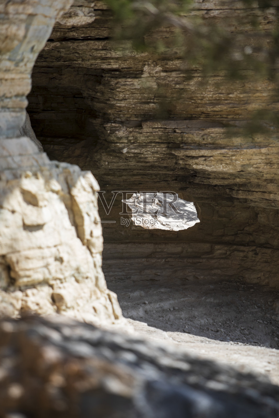 沿着欧扎克山脉的大断崖山羊小径,在岩石悬崖上徒步旅行。照片摄影图片