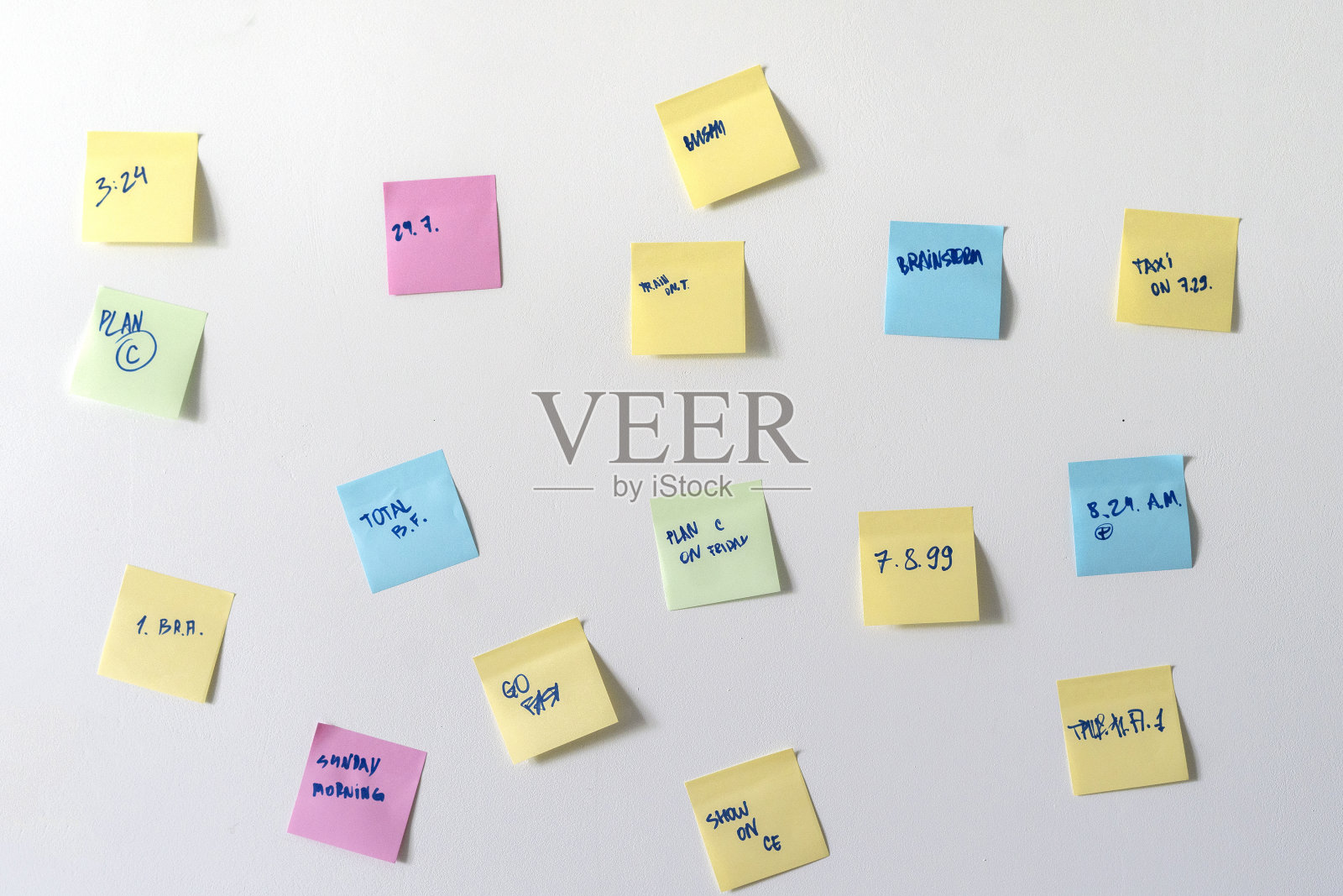 彩色的纸贴在墙上,提醒办公室照片摄影图片