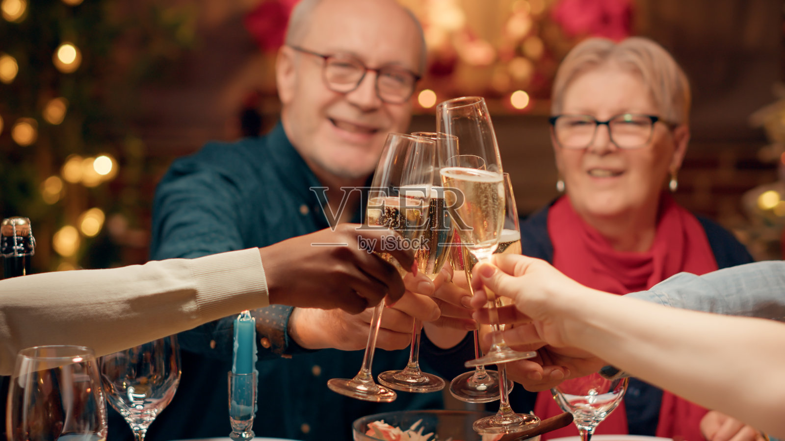 欢天喜地的一家人在家中碰杯享用圣诞晚餐照片摄影图片