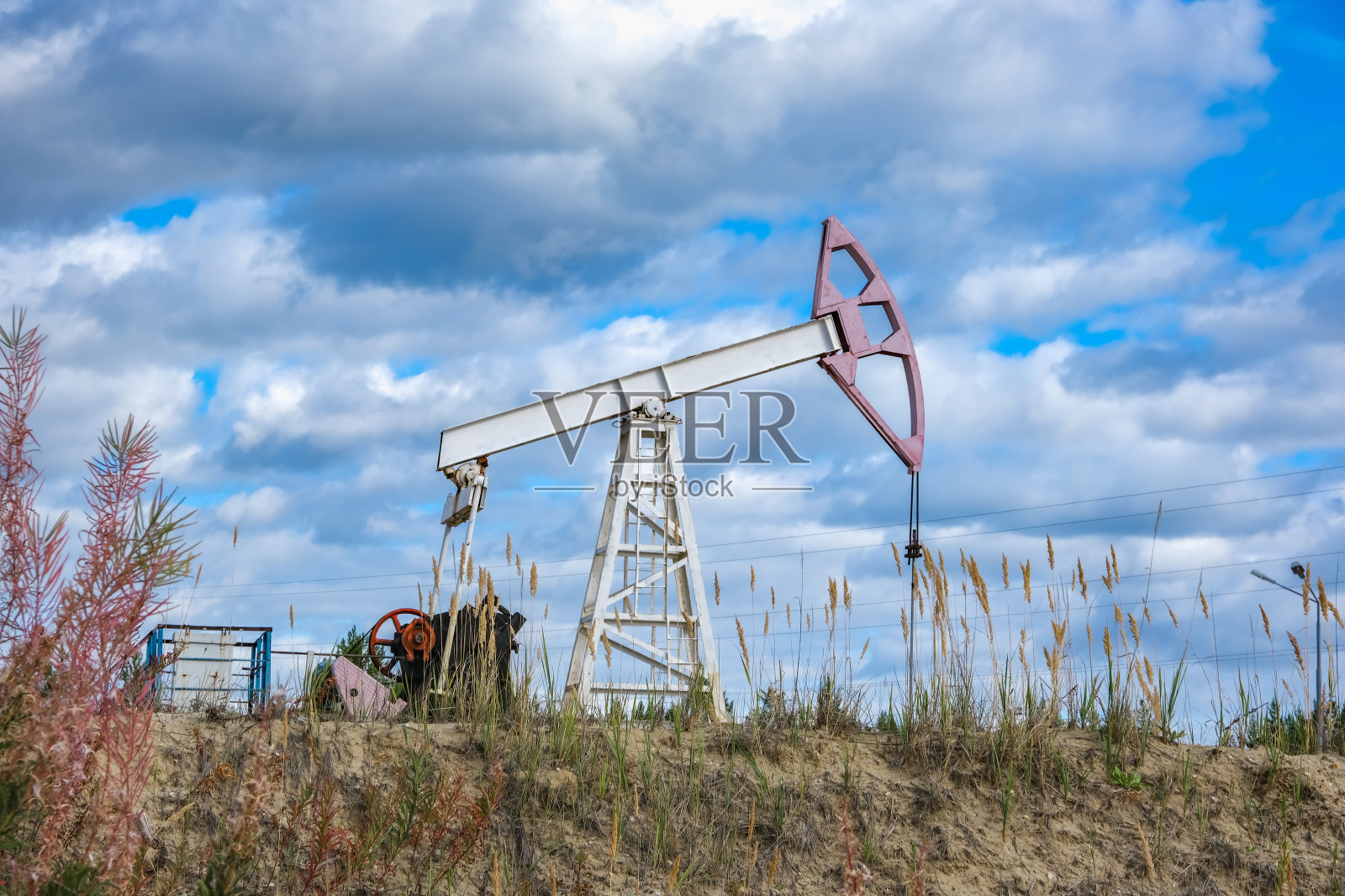 油田单肩摇床。石油和天然气生产。照片摄影图片