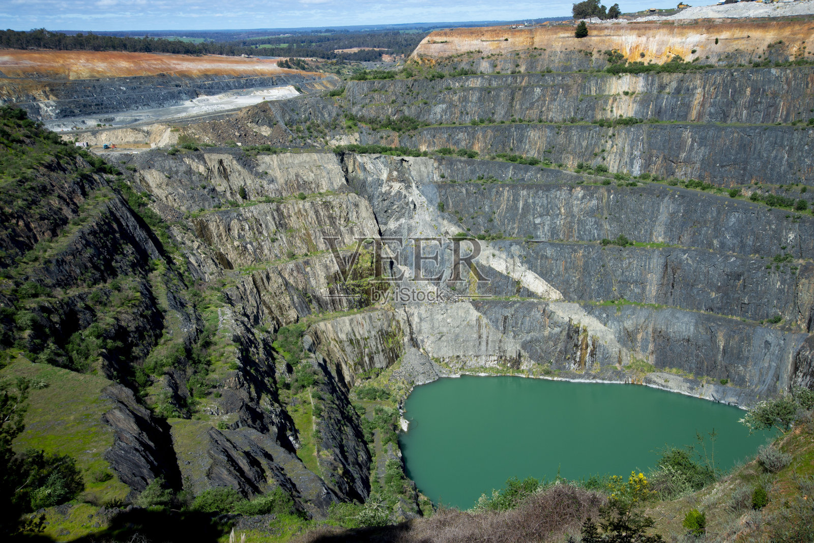 绿灌木矿的康沃尔历史坑照片摄影图片