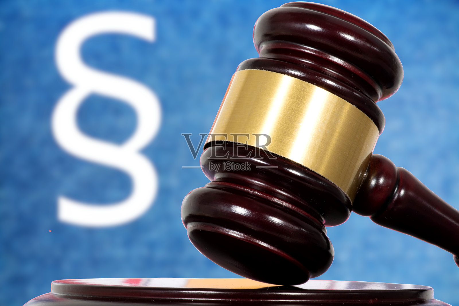 法官的锤子、法庭和段落符号照片摄影图片