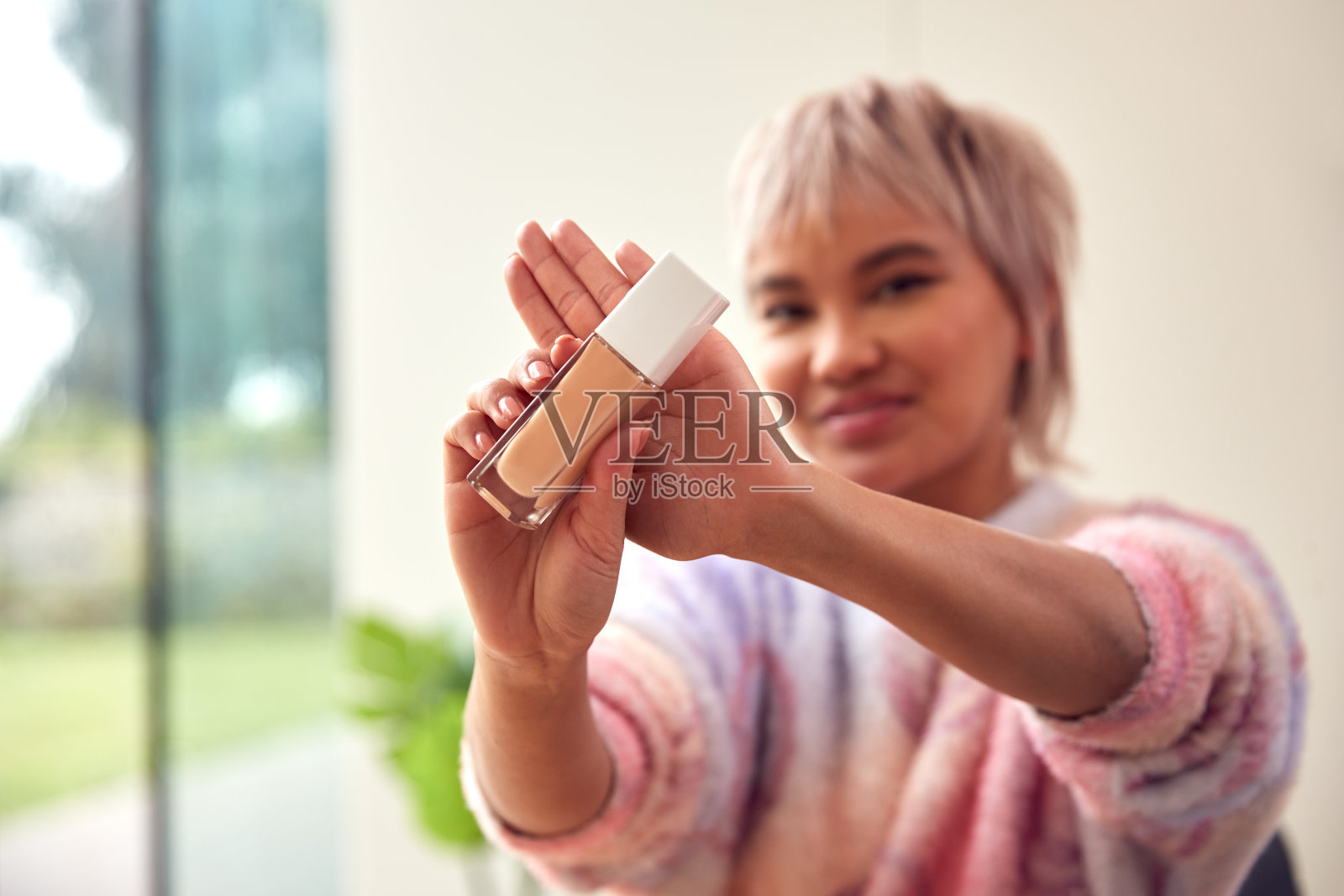 年轻女子在家里对着镜头化妆照片摄影图片