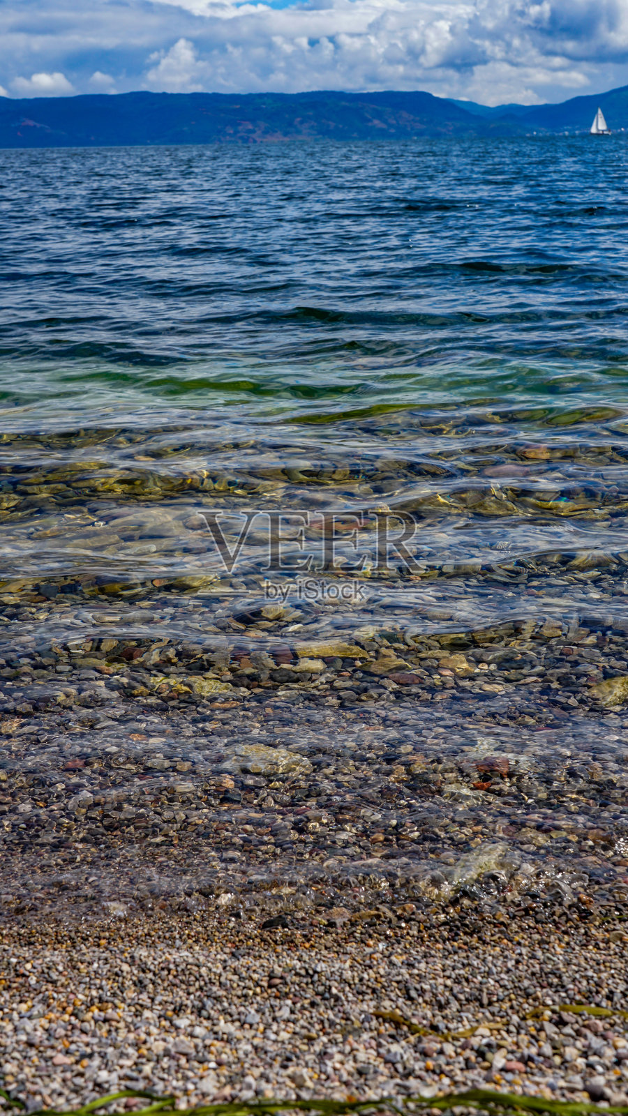 清澈的湖水照片摄影图片