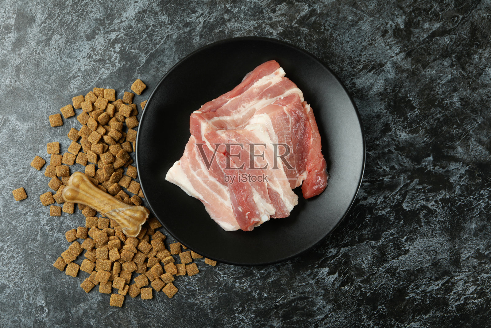 以黑烟为背景的天然宠物食品照片摄影图片