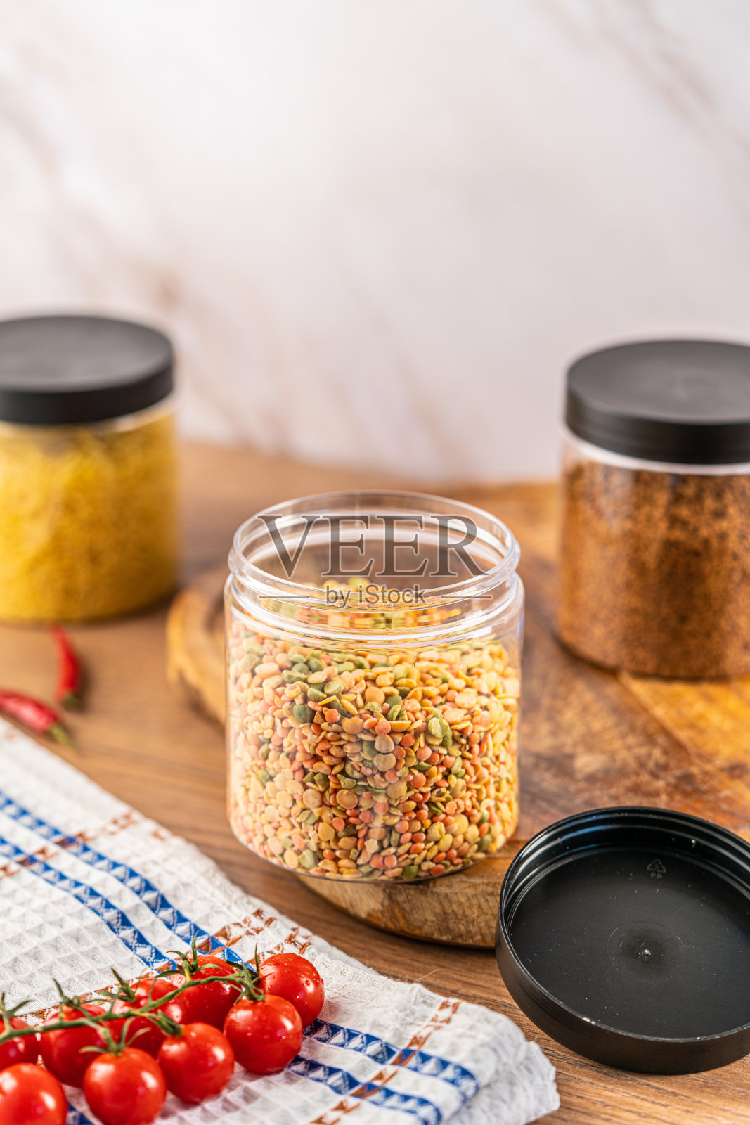 一套透明罐头,在浅色背景下装干粮照片摄影图片