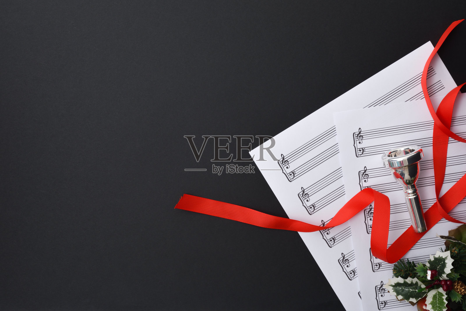 圣诞音乐会的铜管乐器与吹口和床单照片摄影图片