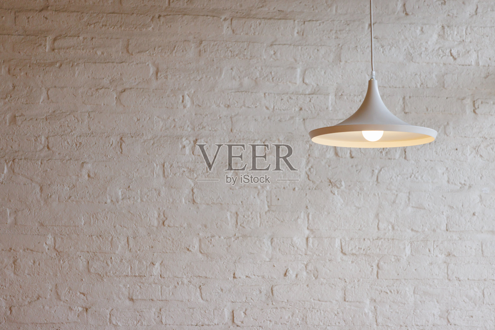 白色挂钢灯与复古白砖墙背景。照片摄影图片
