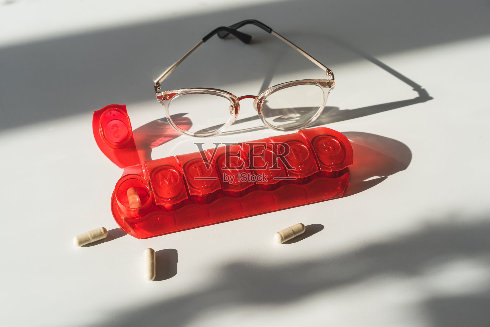 眼科医生用来改善视力的配件照片摄影图片