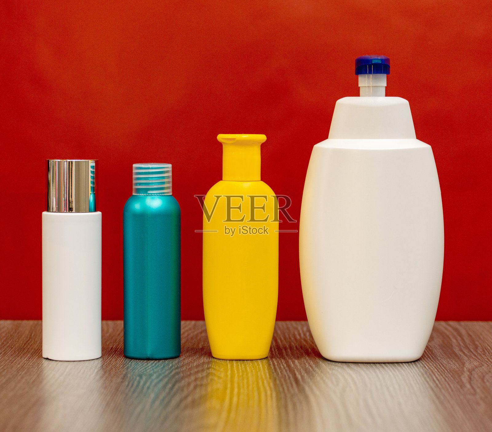 不同大小、形状和颜色的容器和瓶子,用于洗面奶、护发素、肥皂和洗发水。照片摄影图片