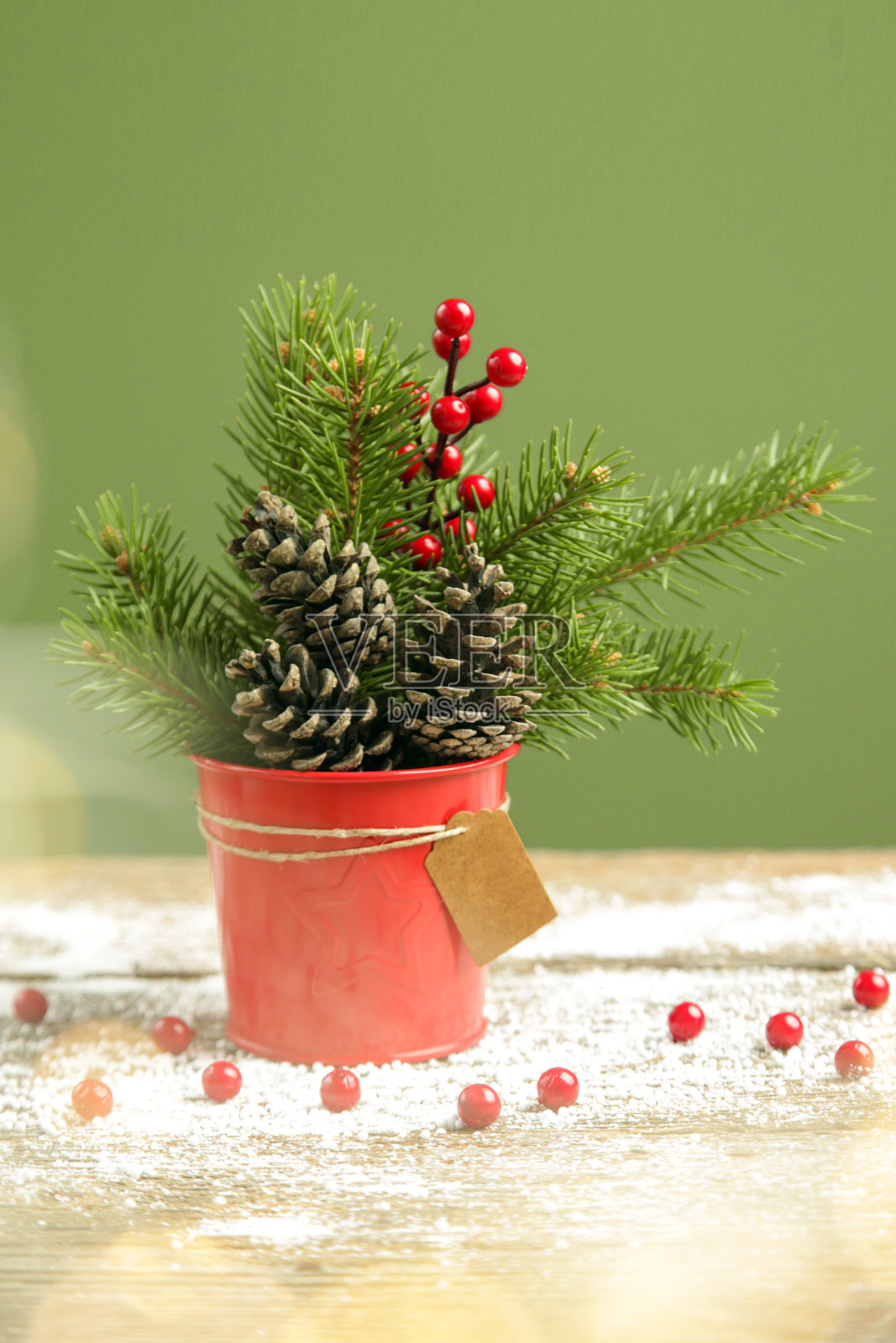 节日天然,零浪费,无塑料,圣诞装饰。用冷杉树枝、松果和红浆果DIY寒假家居装饰。照片摄影图片