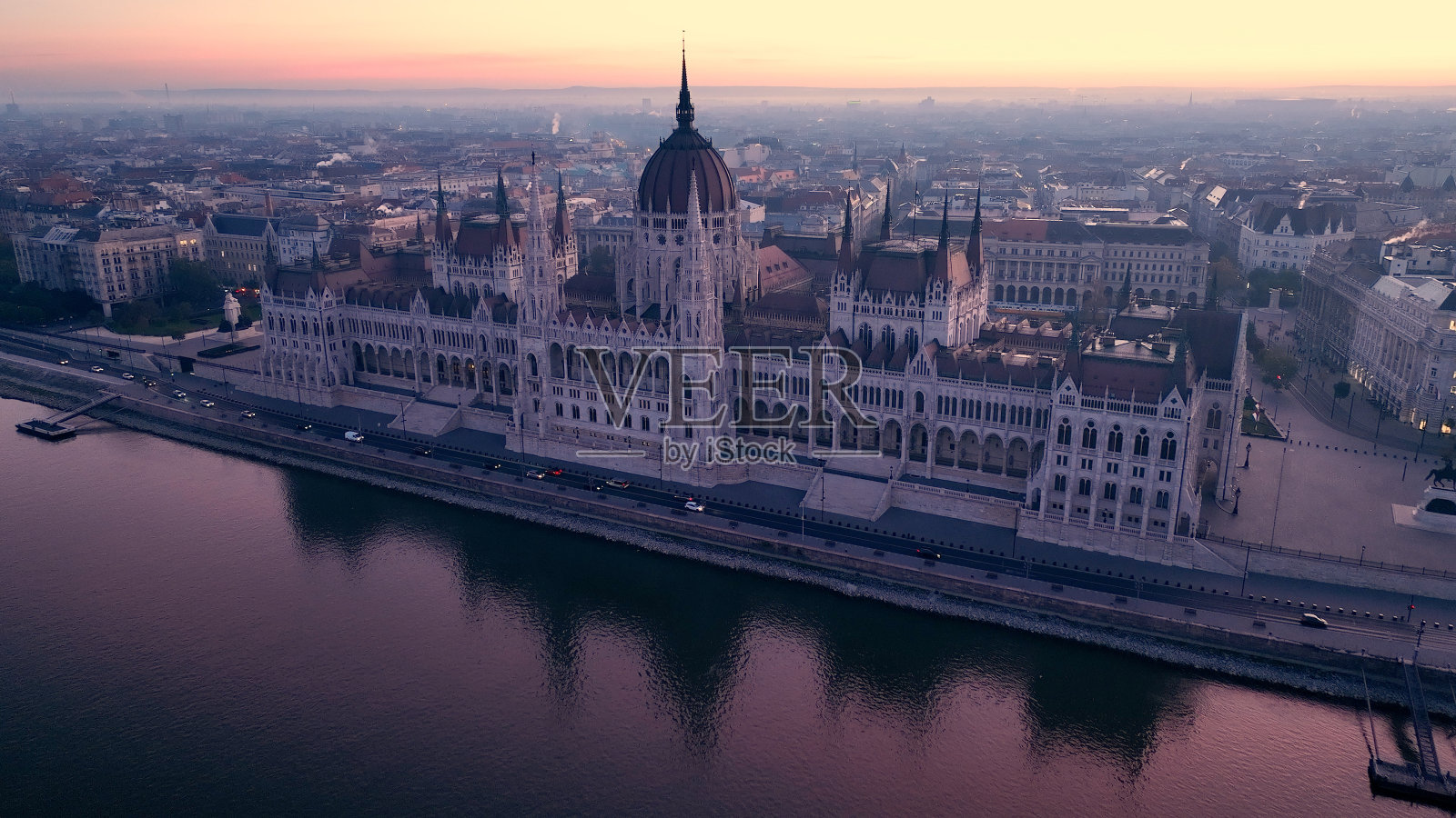 布达佩斯城市的天际线,日出时的鸟瞰图。匈牙利议会大厦,匈牙利首都城市景观。旅游,旅游和欧洲政治地标目的地照片摄影图片