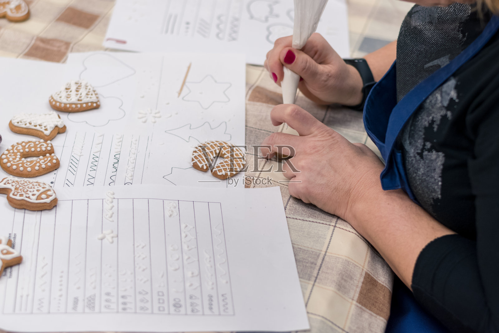 为圣诞节日准备的上釉姜饼饼干照片摄影图片