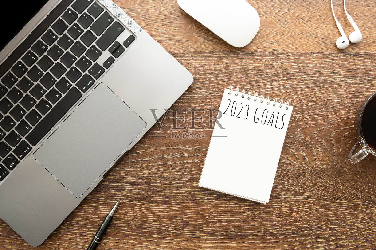 把2023年的目标写在笔记本上,写上新年的决心和计划。照片摄影图片