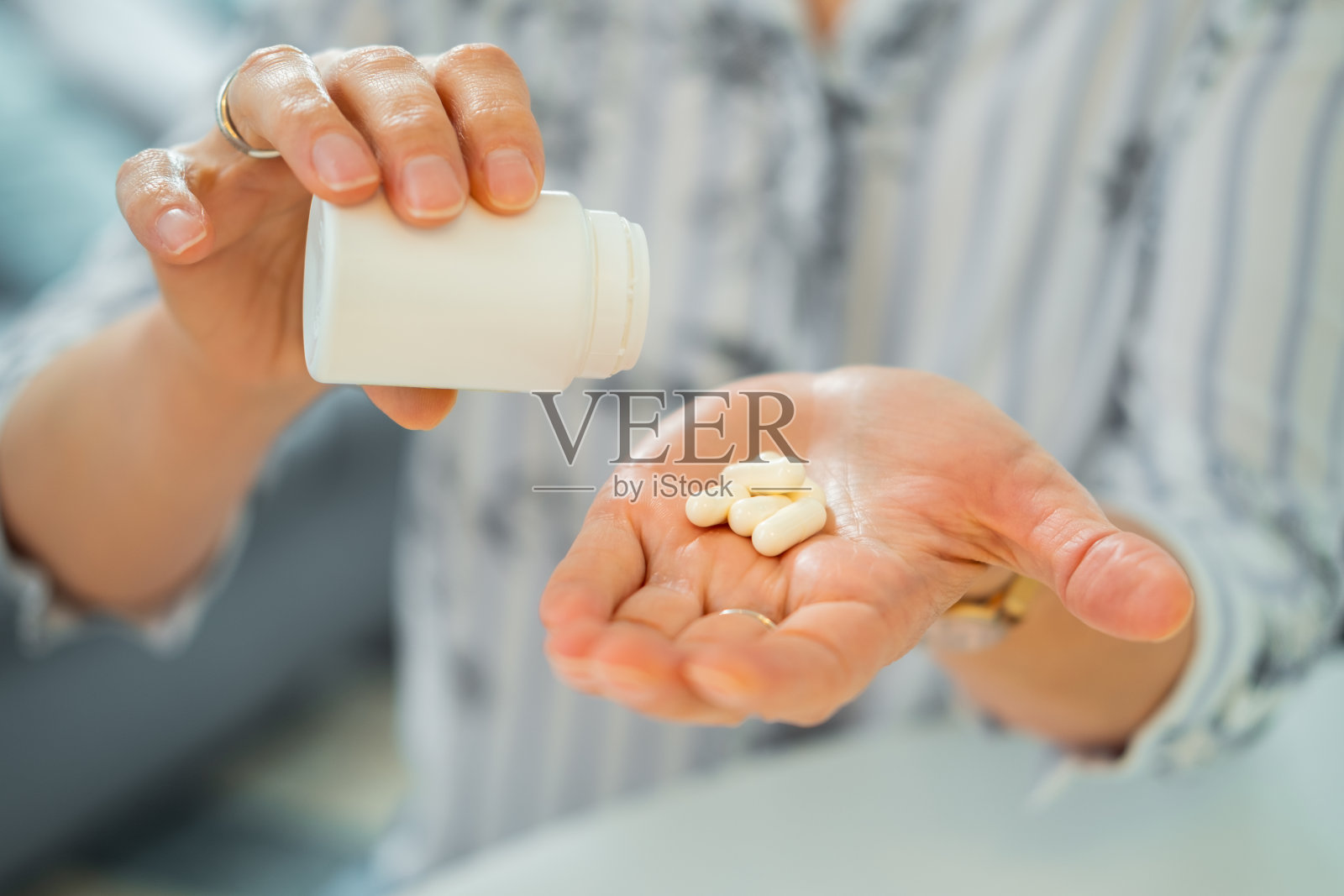 服药照片摄影图片