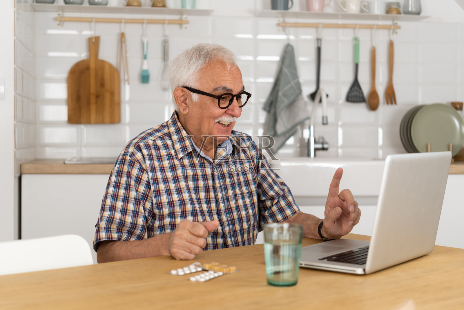 老人在家吃药照片摄影图片
