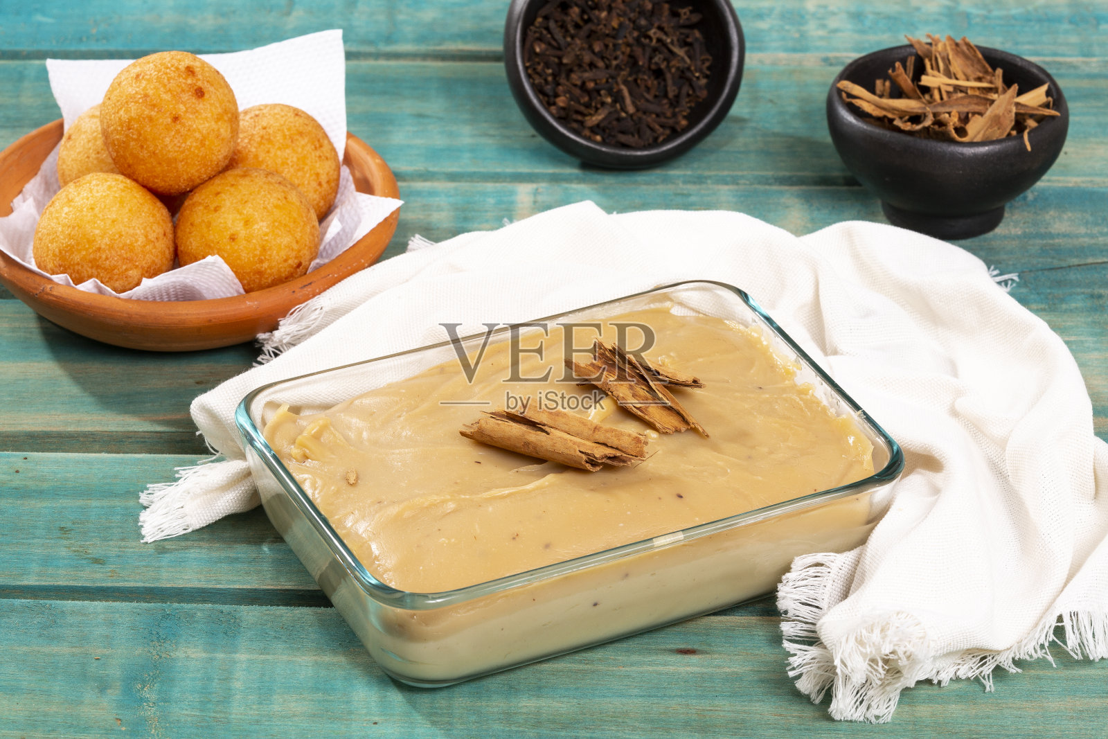 油饼和蛋奶冻是哥伦比亚传统食物的美味组合照片摄影图片