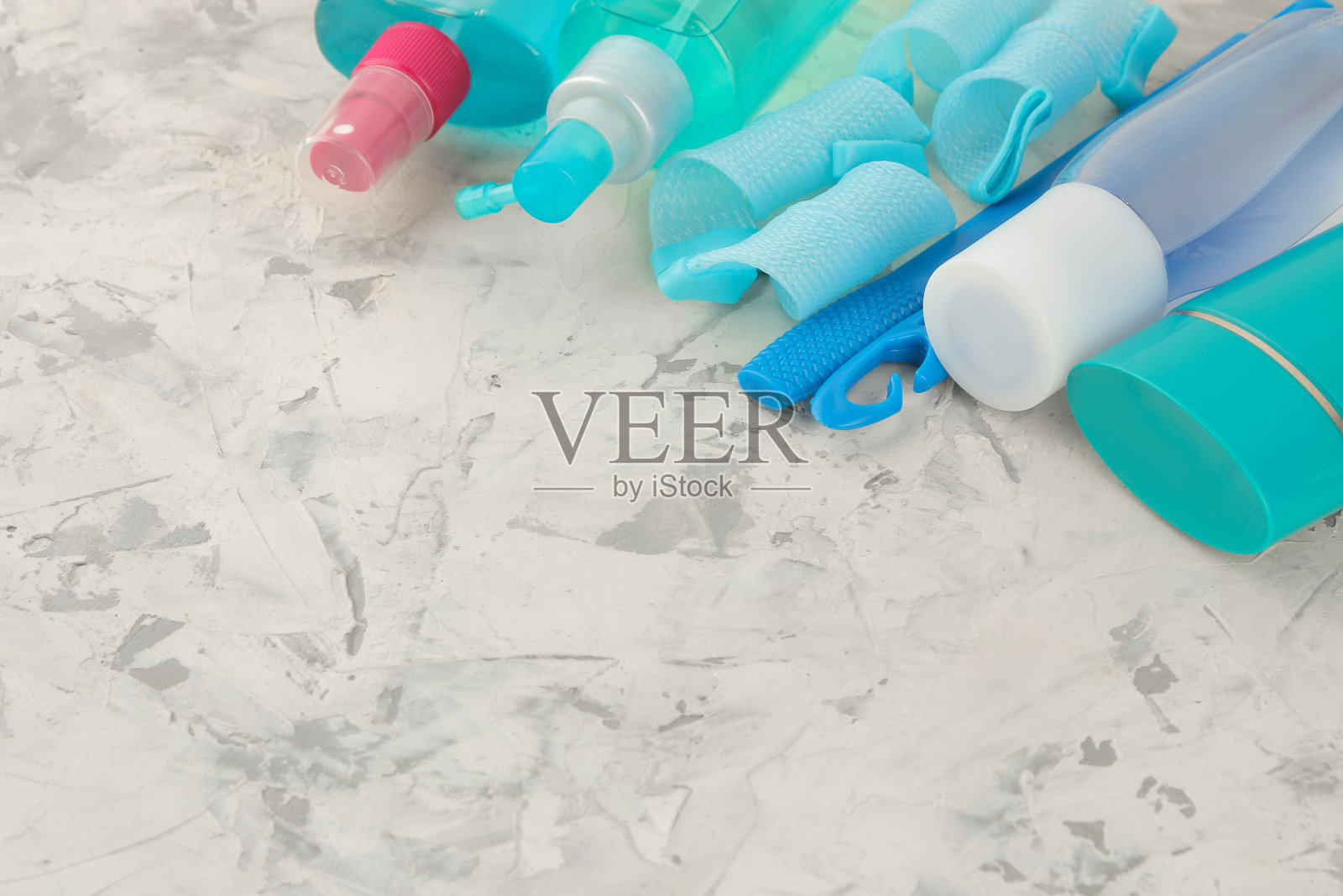 各种护发产品和各种发饰。在浅色的背景上。头发化妆品。照片摄影图片