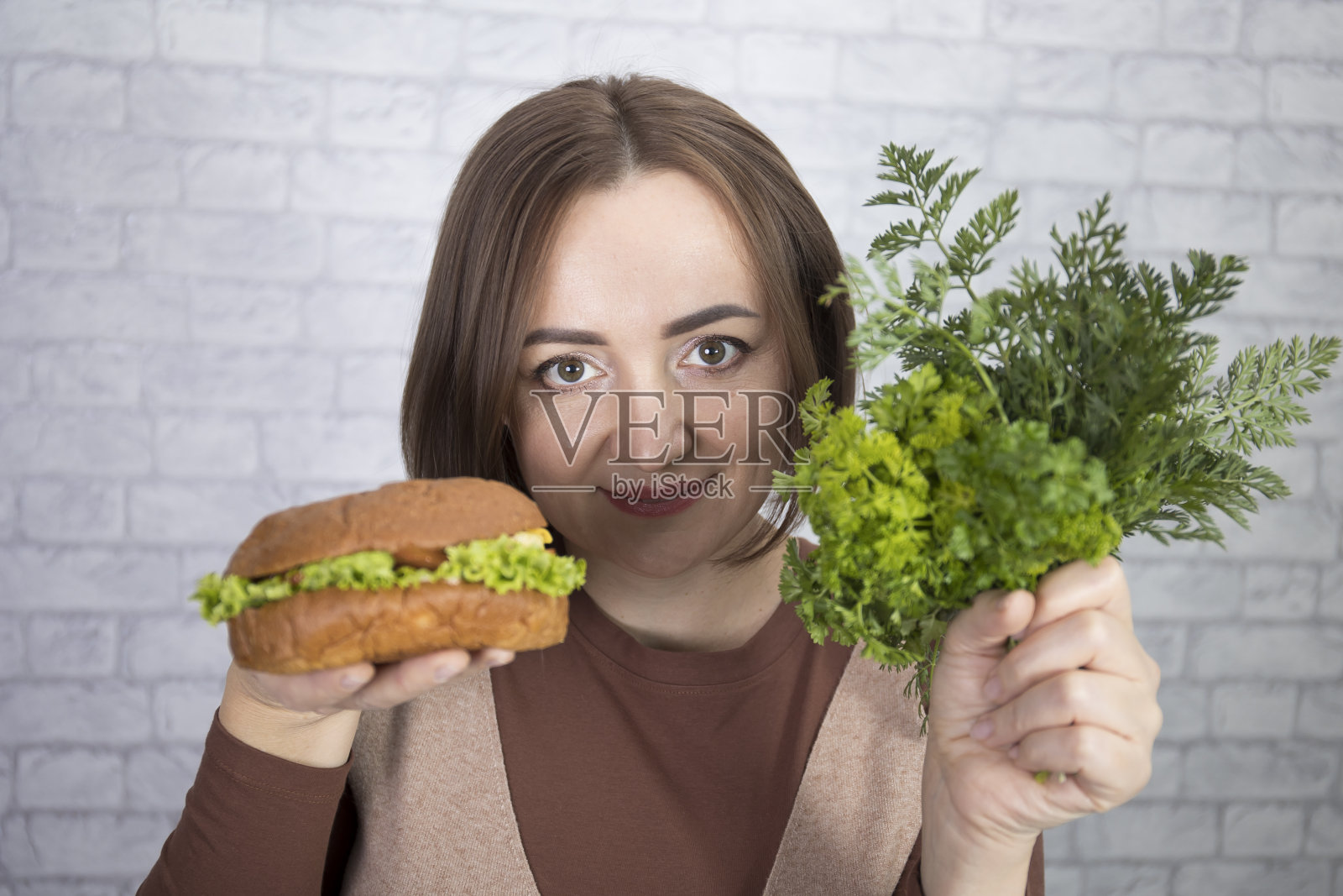 画像一个美丽的中年褐发妇女提供适当的产品和营养不良的选择照片摄影图片