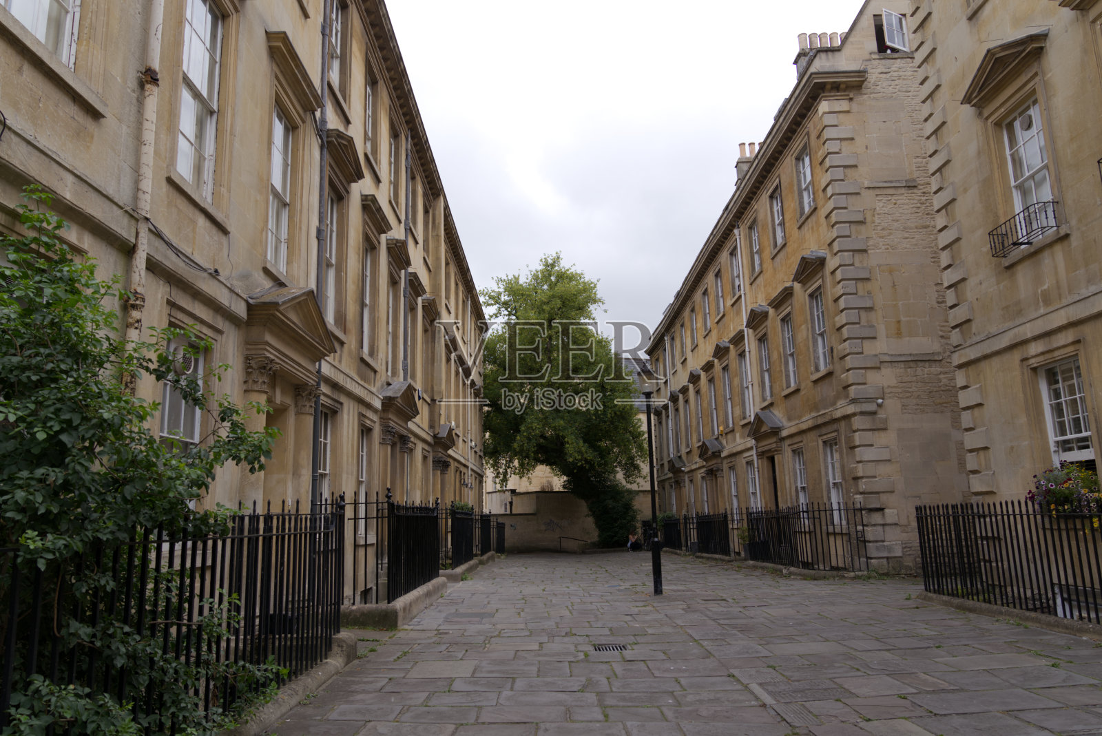 在一个多云的夏天,著名的联合国教科文组织世界遗产巴斯市的死胡同。照片摄影图片