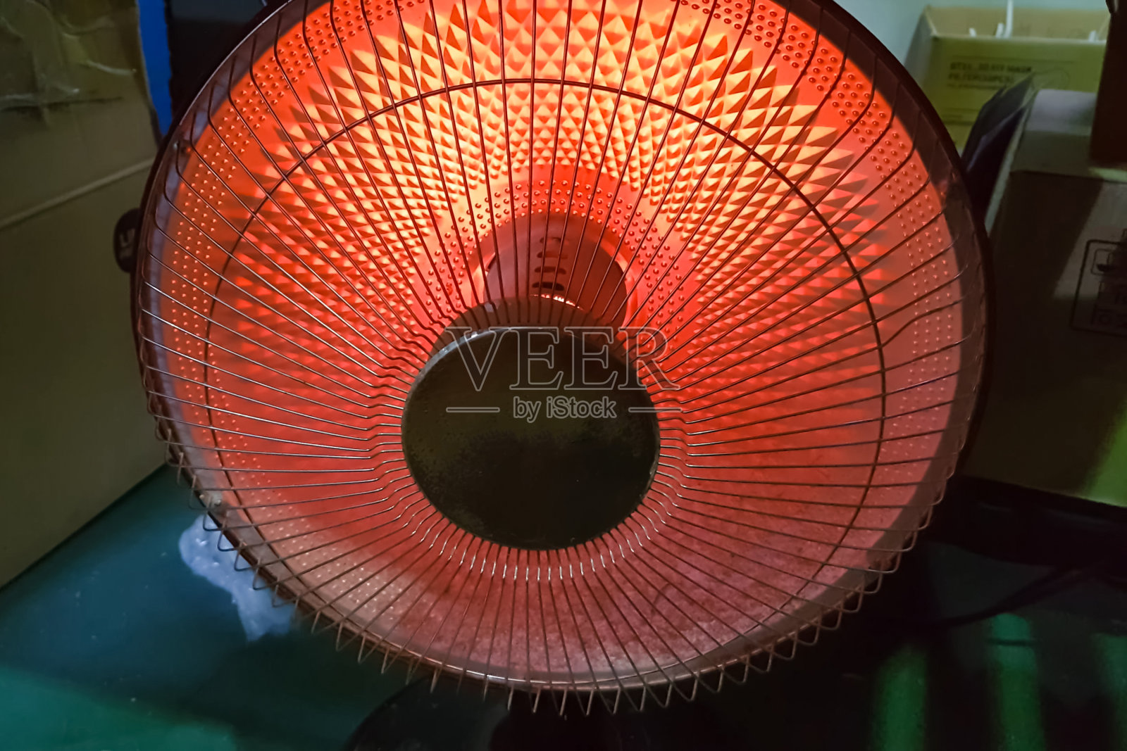 红外线加热器带冷却器。加热器发出的红光。照片摄影图片