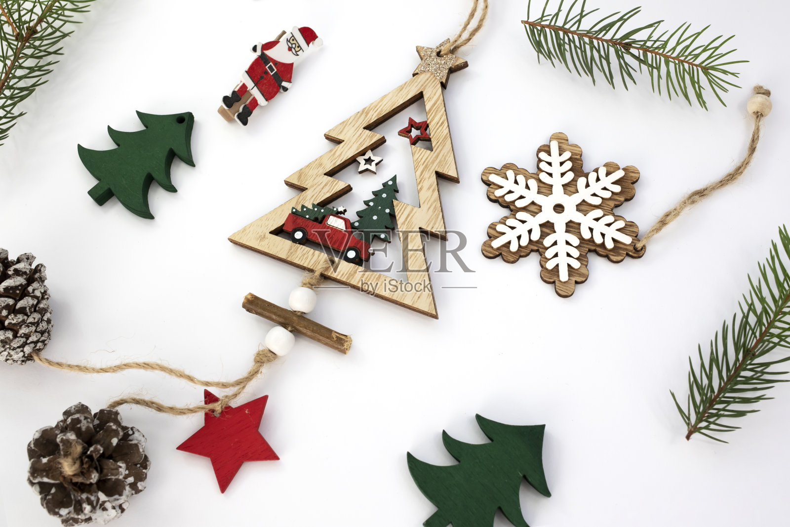 白色背景的圣诞装饰品。侧视图。照片摄影图片