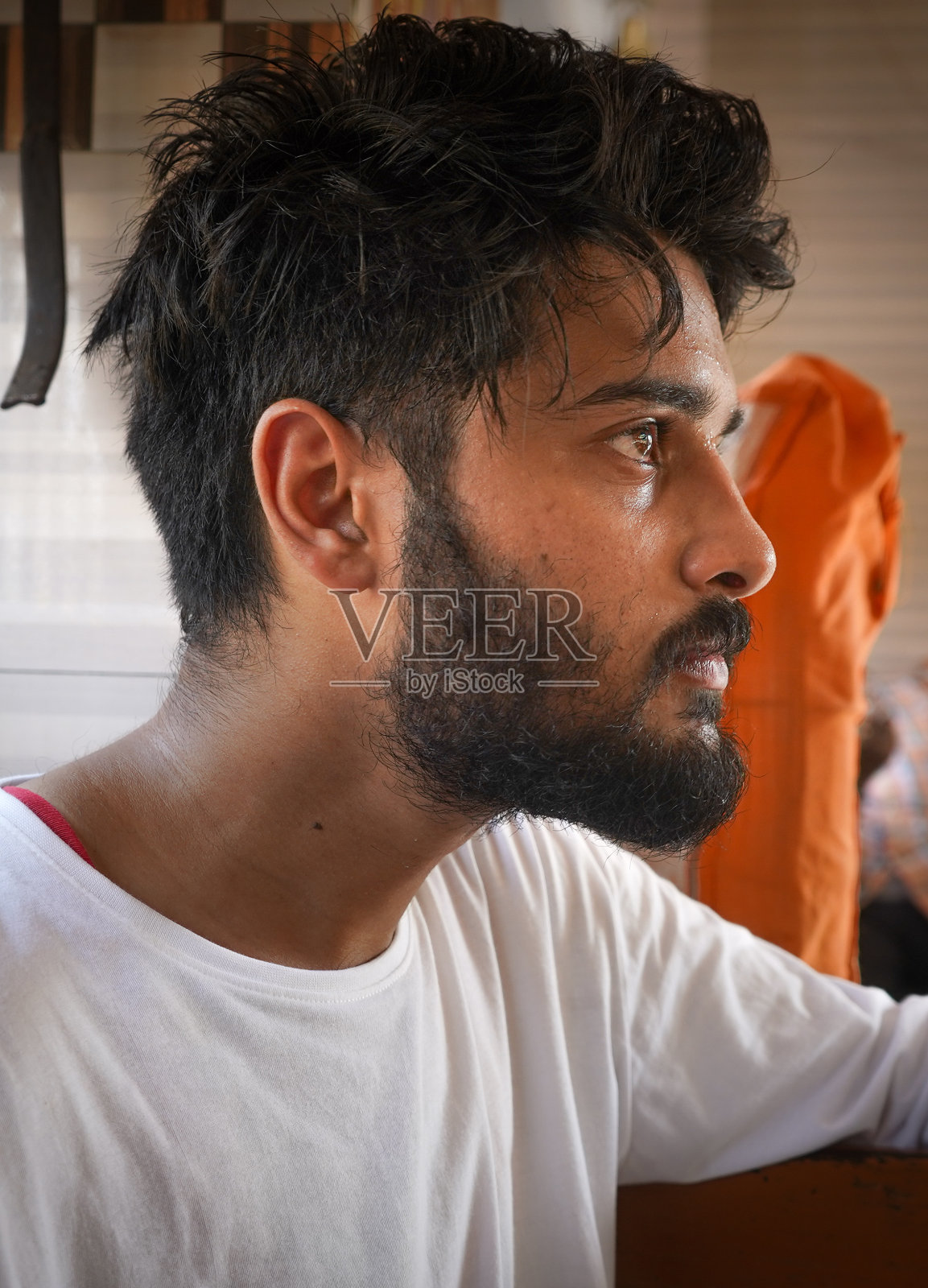 一个愤怒的印度人的垂直特写镜头照片摄影图片