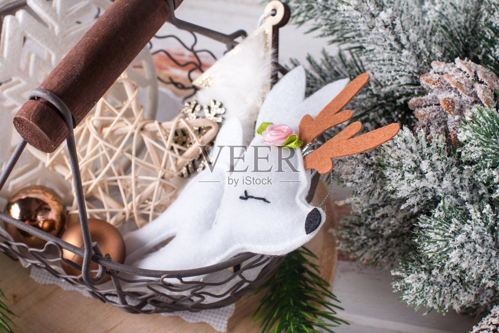 圣诞树玩具放在桌子上的圣诞背景照片摄影图片