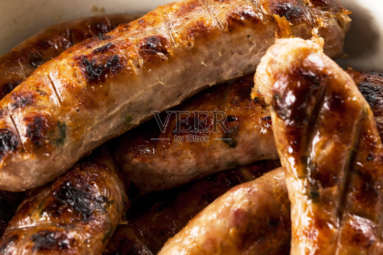 在烧烤架上烤香肠照片摄影图片