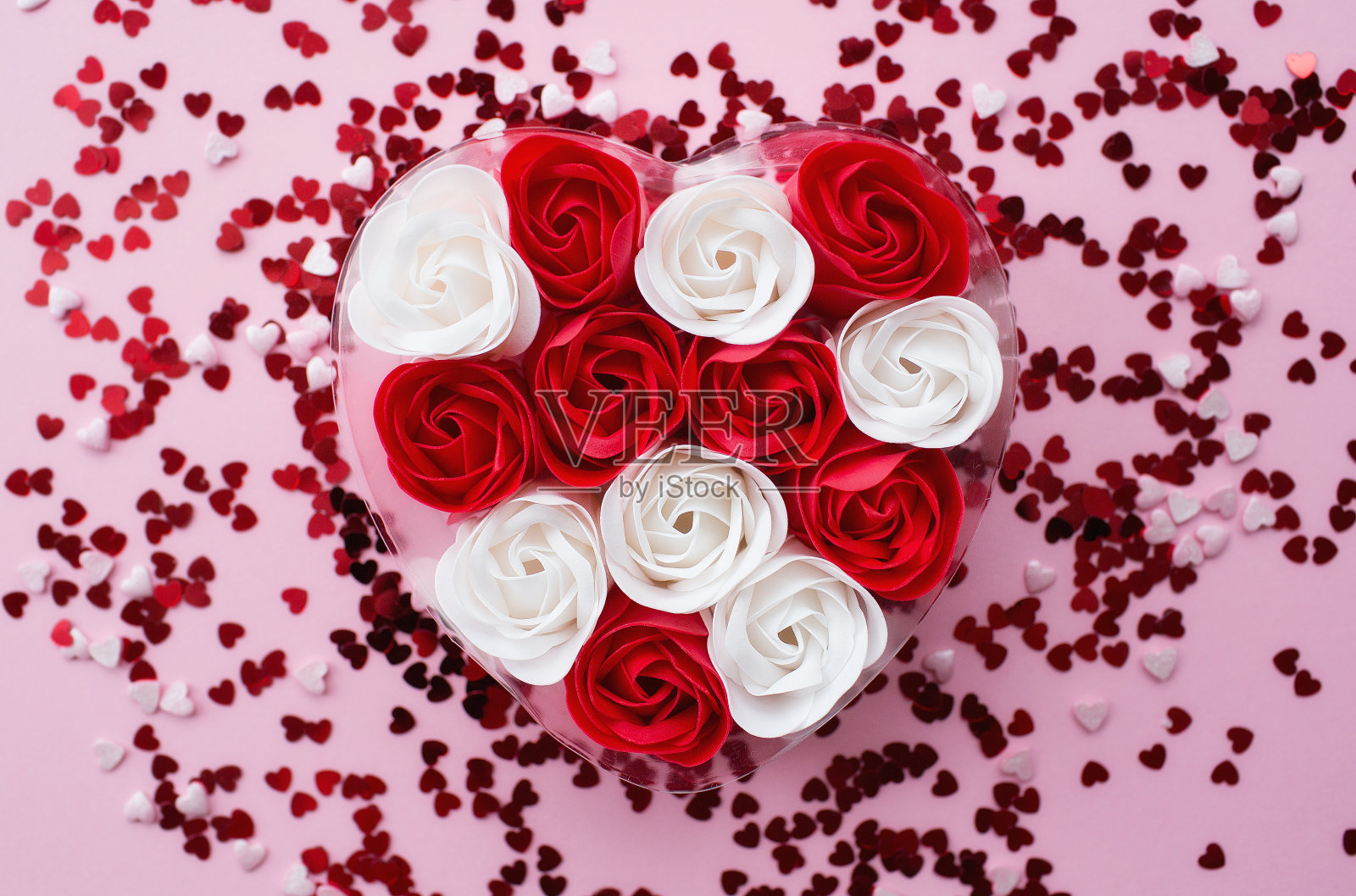 节日卡片。大红白相间的玫瑰心,时尚的粉色背景。情人节。到2月14日,作品集有更多的图片。照片摄影图片