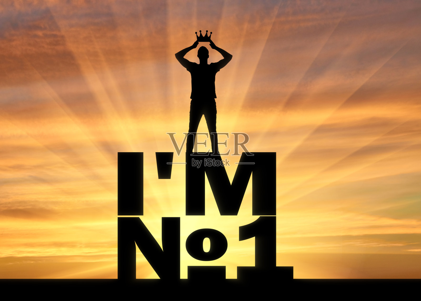 一个自私自恋的男人的剪影,他戴着皇冠,站在一句话上,我是第一照片摄影图片