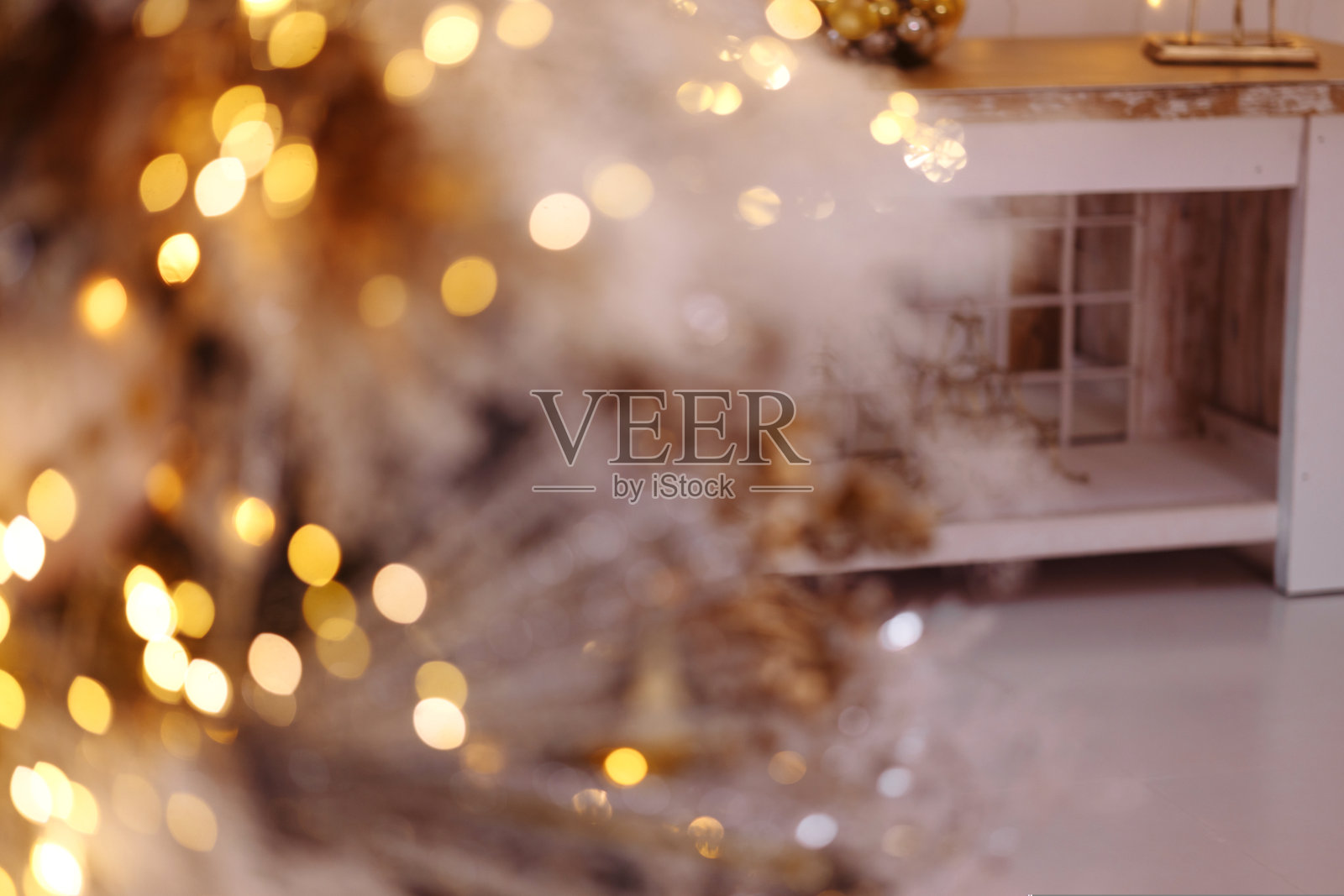 圣诞树上的球的特写。背景是散景花环。新年的概念。照片摄影图片