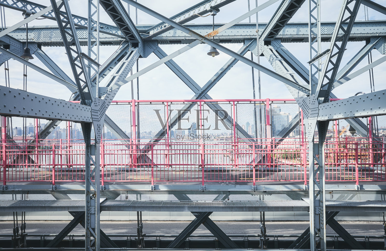 连接曼哈顿和纽约布鲁克林的威廉斯堡大桥照片摄影图片