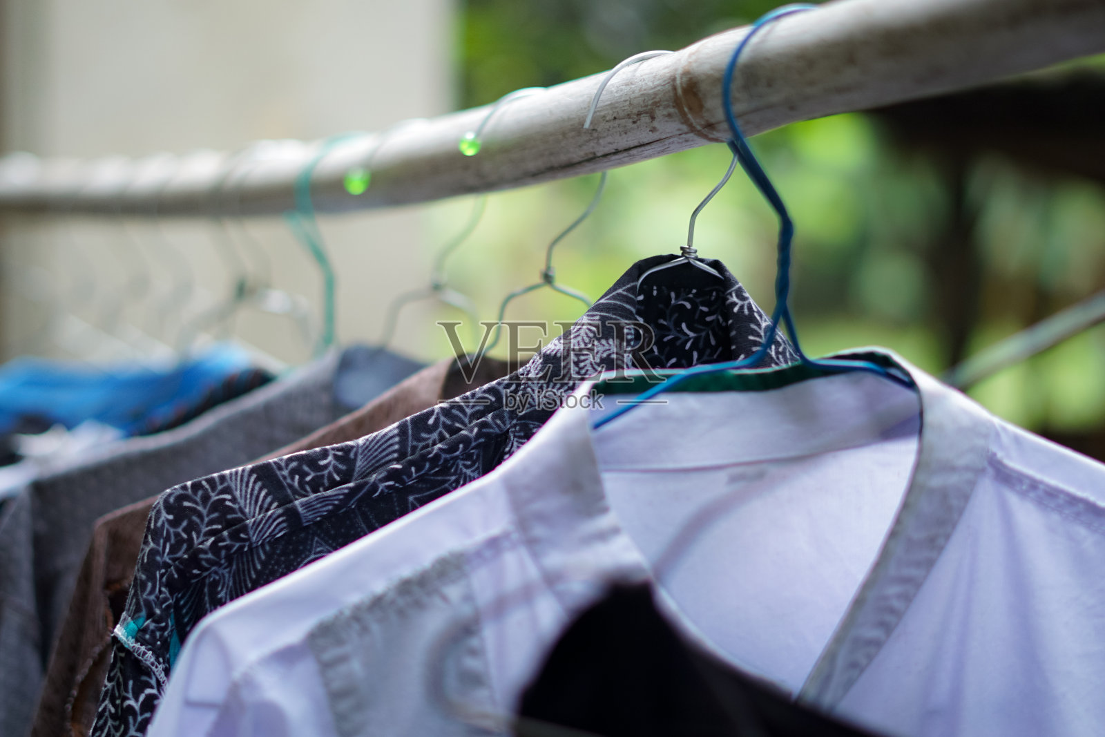 正在晾干的衣服照片摄影图片