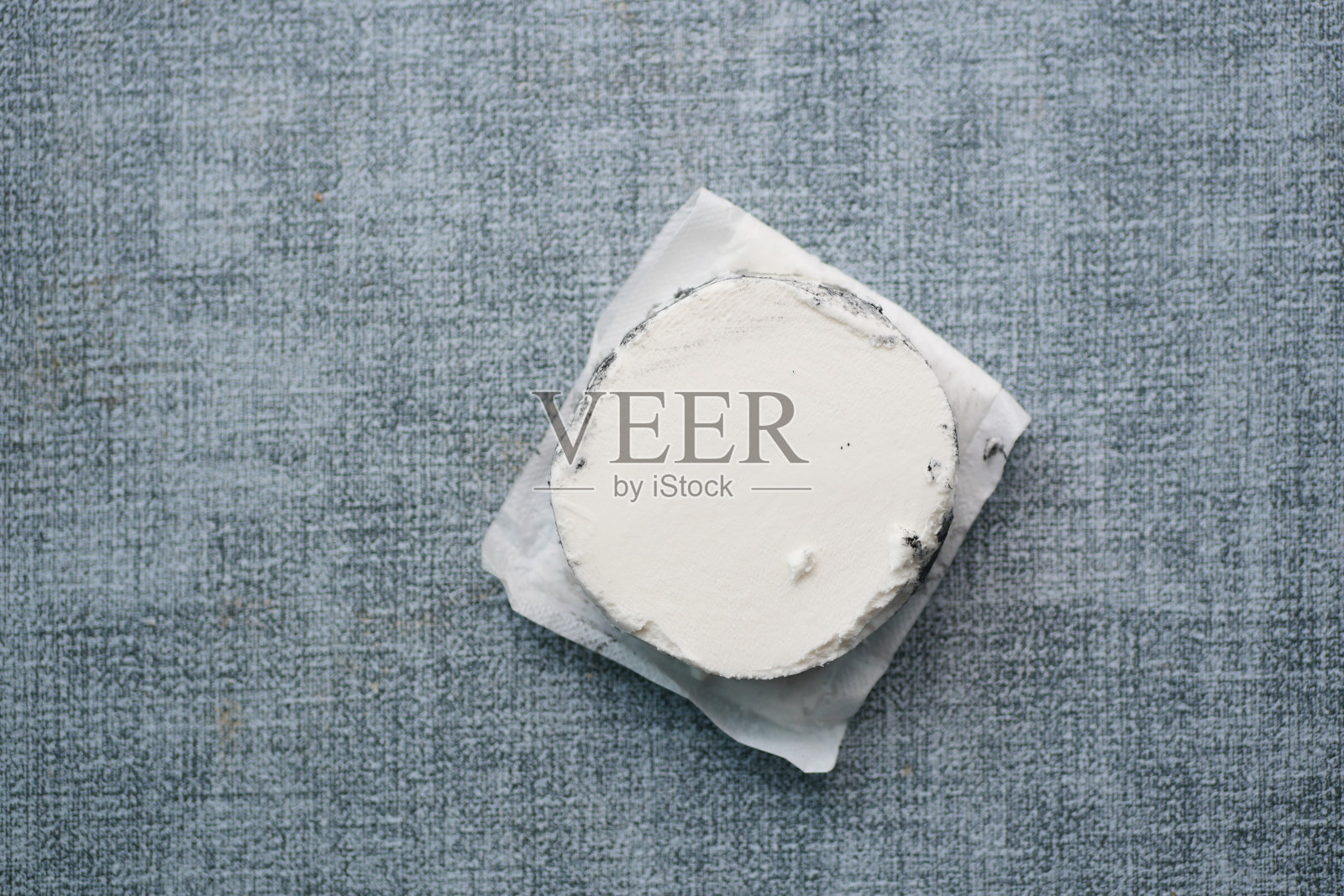 鸟瞰新鲜的山羊奶酪和葡萄水果在木制背景。照片摄影图片