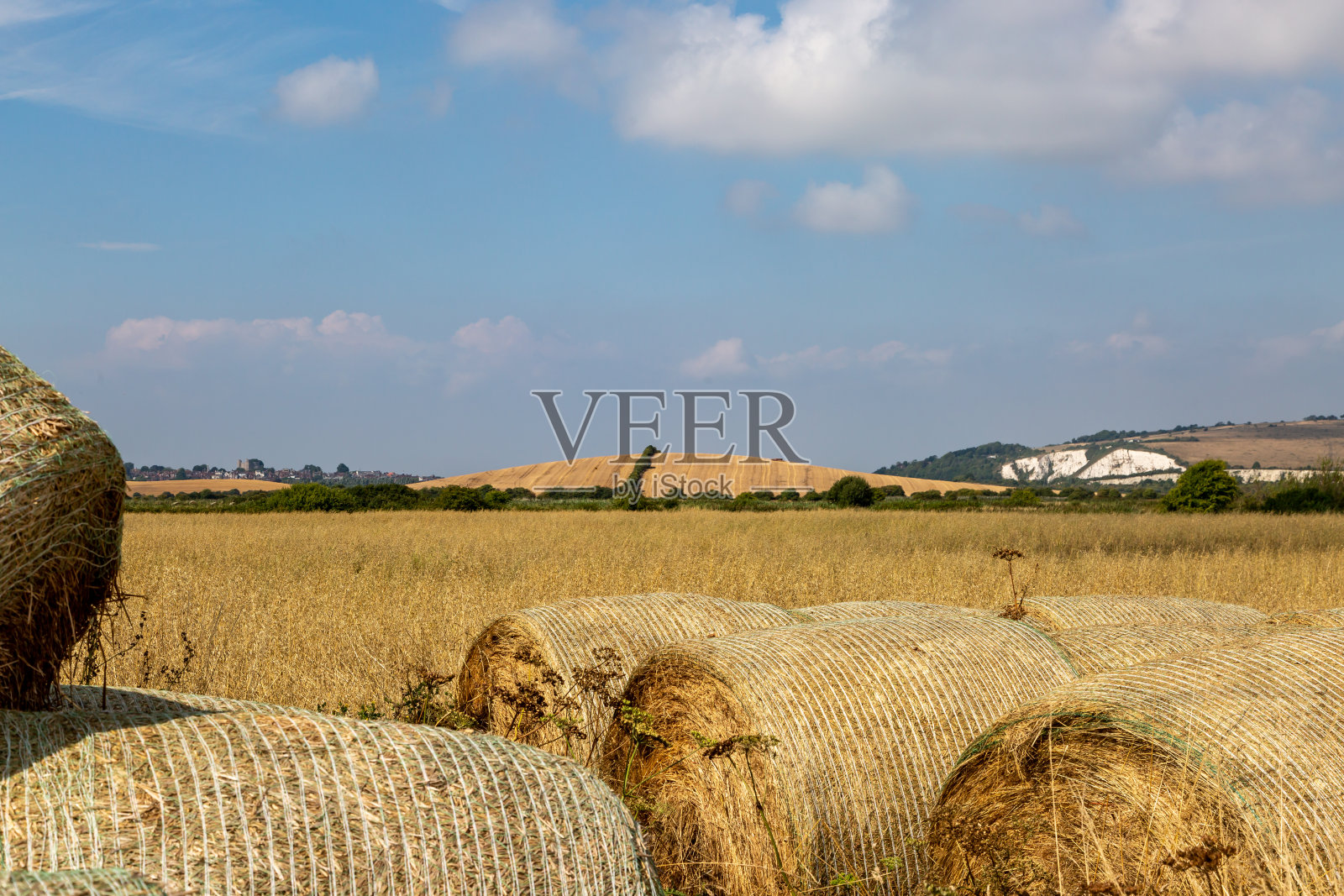 苏塞克斯郡乡村夏季景观,前景是干草捆照片摄影图片