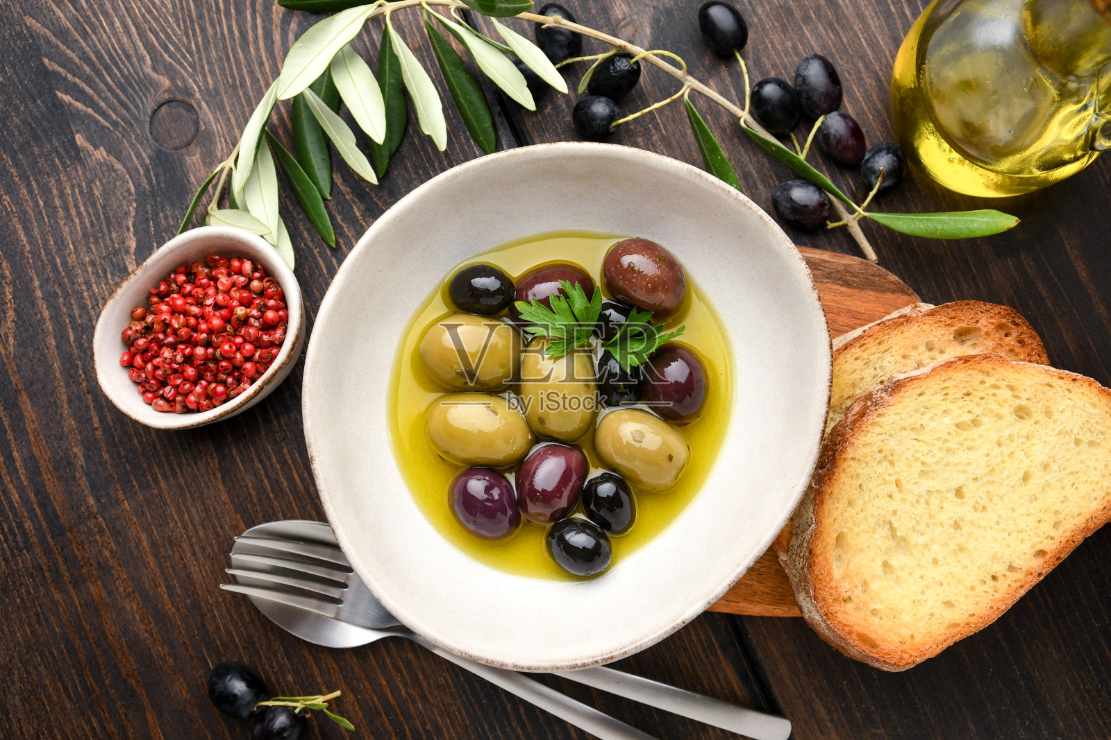 混合青橄榄和黑橄榄用橄榄油,健康食用抗氧化剂照片摄影图片