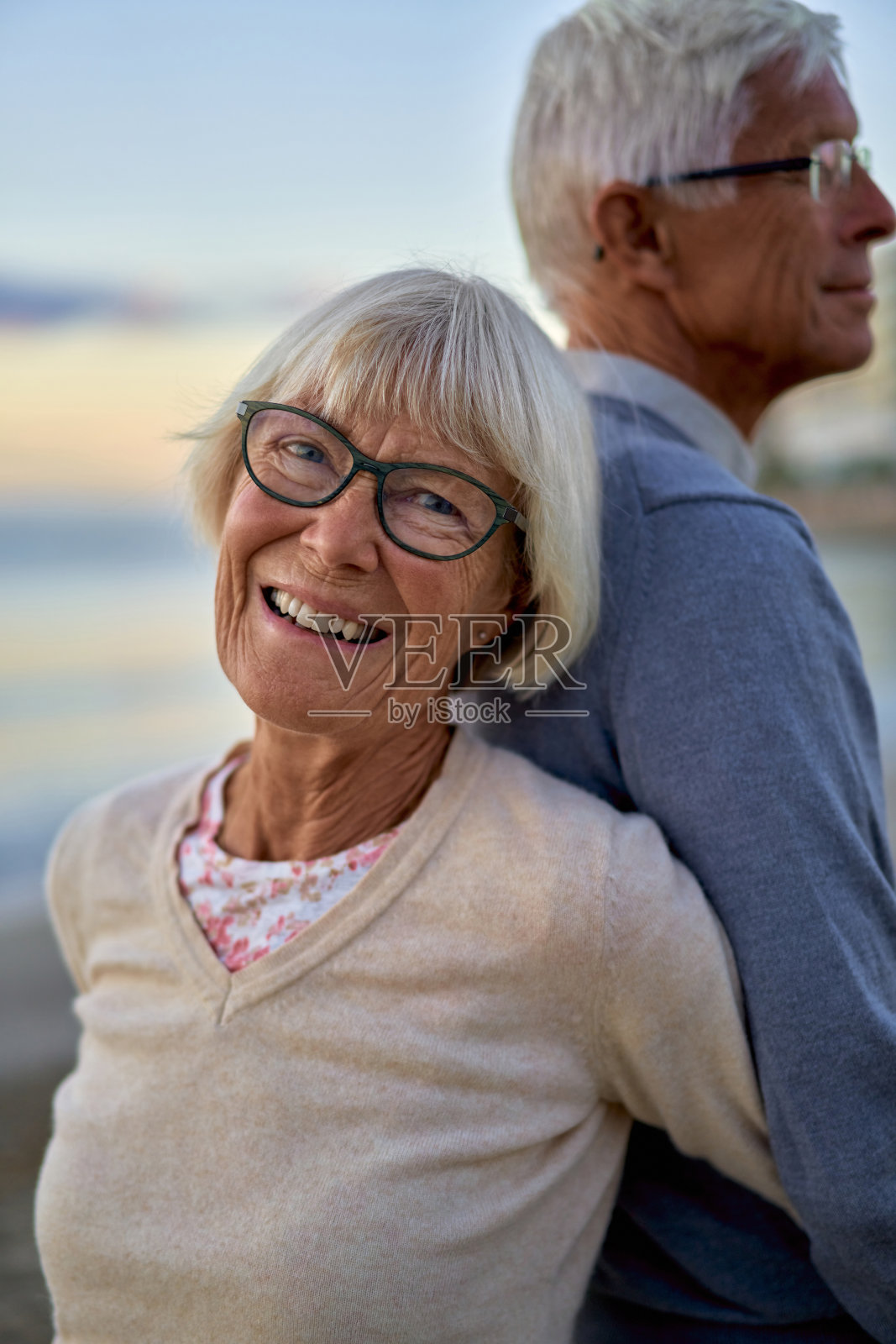 老年夫妇在海滩上照片摄影图片