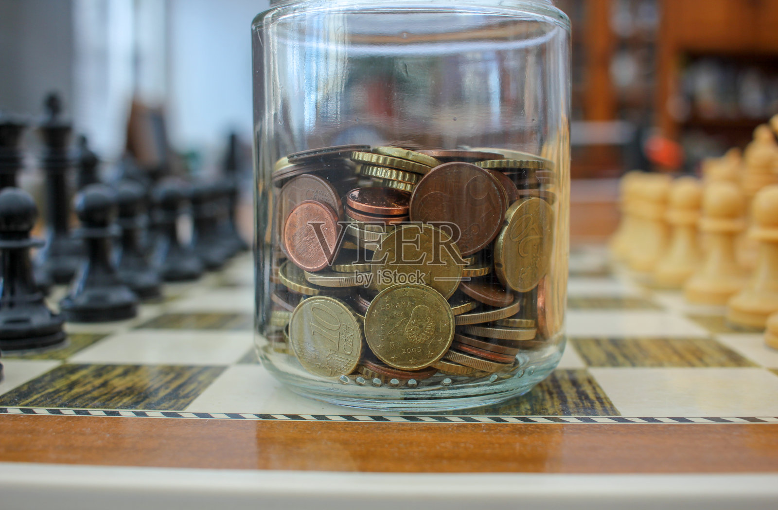 储蓄的玻璃罐已经在黑板上了照片摄影图片