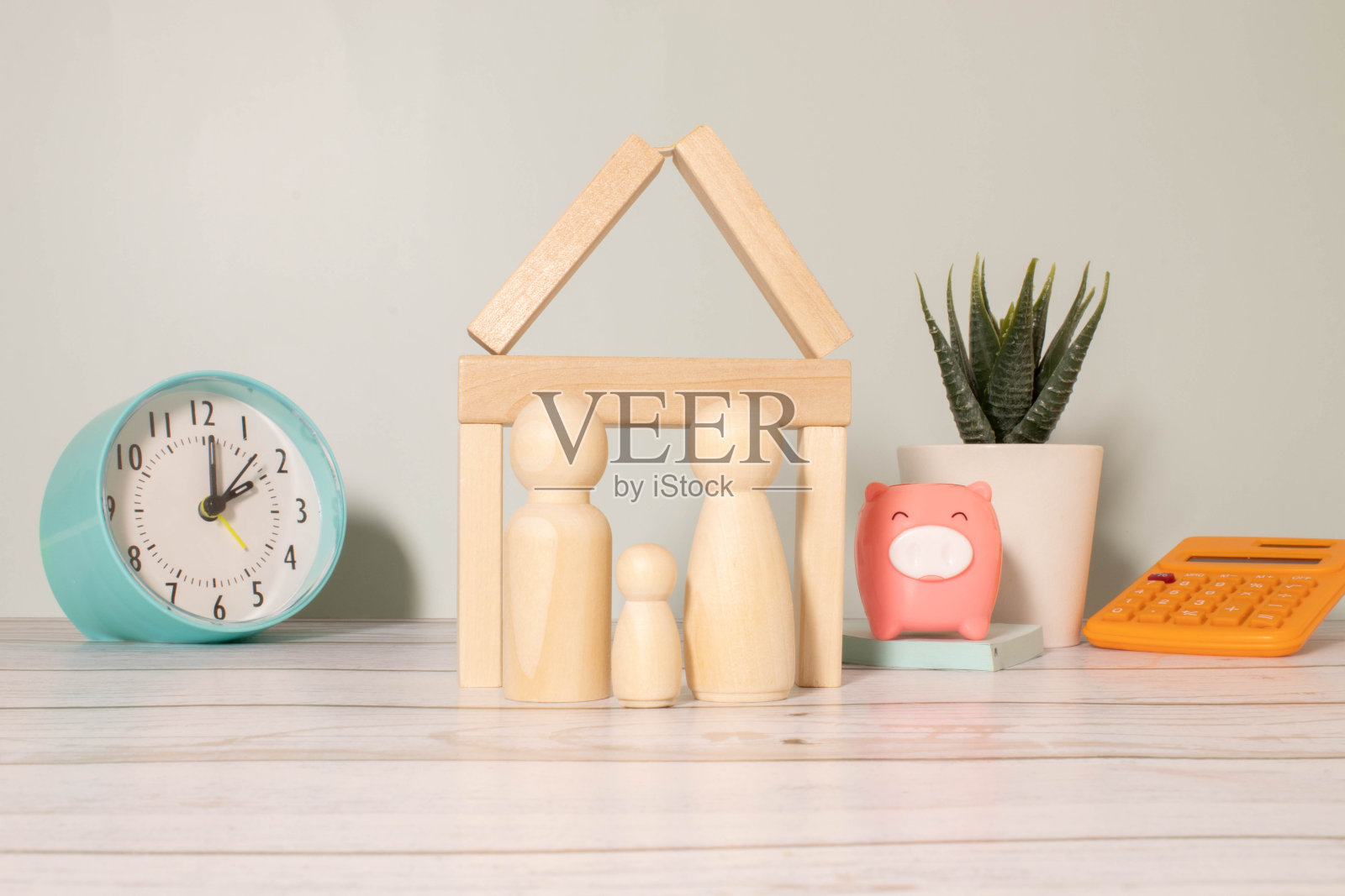 幸福的父母在美丽的大自然中为孩子们打造家园照片摄影图片